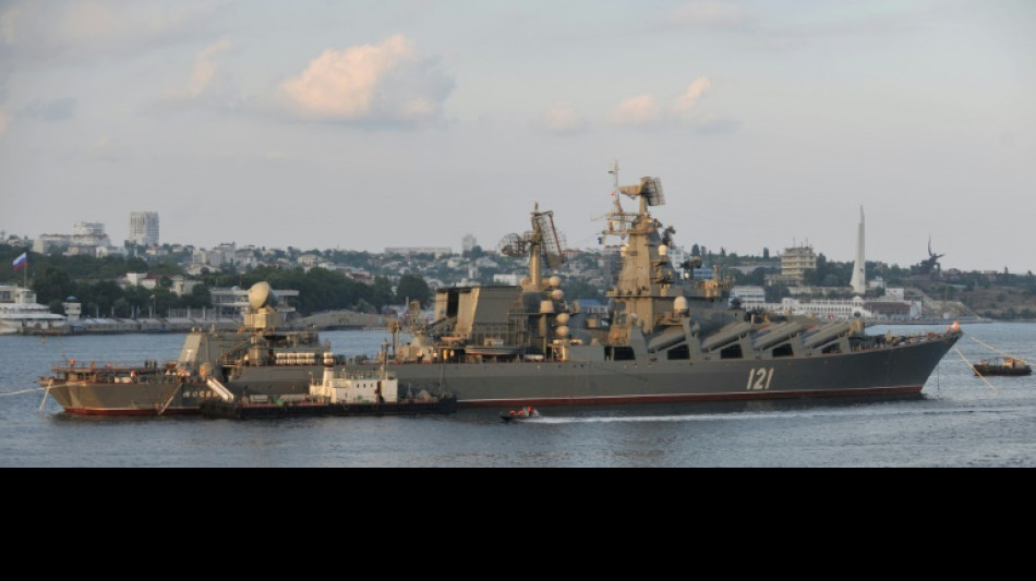 Se hundi&oacute; buque insignia ruso Moskva, Ucrania dice que sus misiles lo impactaron