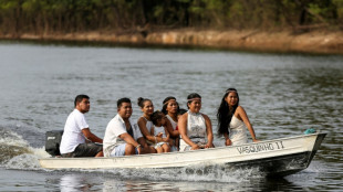 En Amazonie, des indig&egrave;nes votent Lula, en bateau
