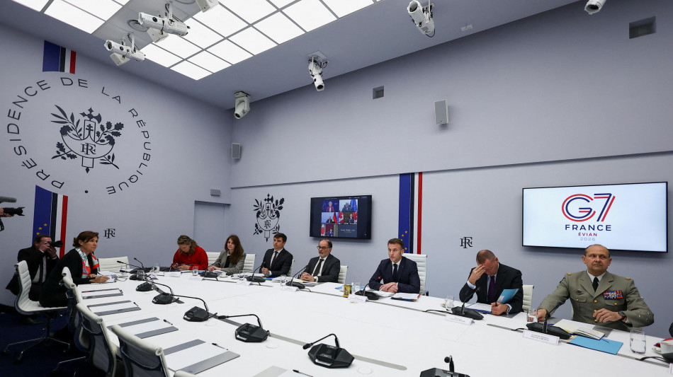 Macron, 'consenso G7 per non cambiare posizione con Mosca, resta sforzo per Kiev'
