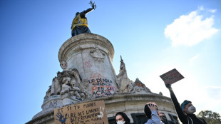Pol&iacute;cia usa g&aacute;s lacrimog&ecirc;neo para dispersar novo protesto em Paris