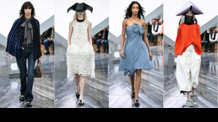 Jonathan Anderson reinventa clássicos da Dior em sua primeira coleção feminina em Paris