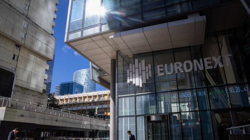 Borsa: Europa fiacca, listini Usa contrastati, Milano +0,4%