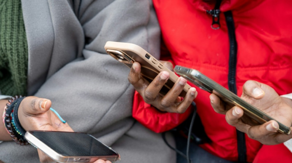 La prohibici&oacute;n de las redes sociales a menores de 15 a&ntilde;os se abre paso en Francia