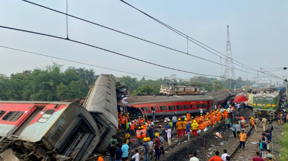 Vagones destrozados y cad&aacute;veres junto a las v&iacute;as tras accidente de tren en India