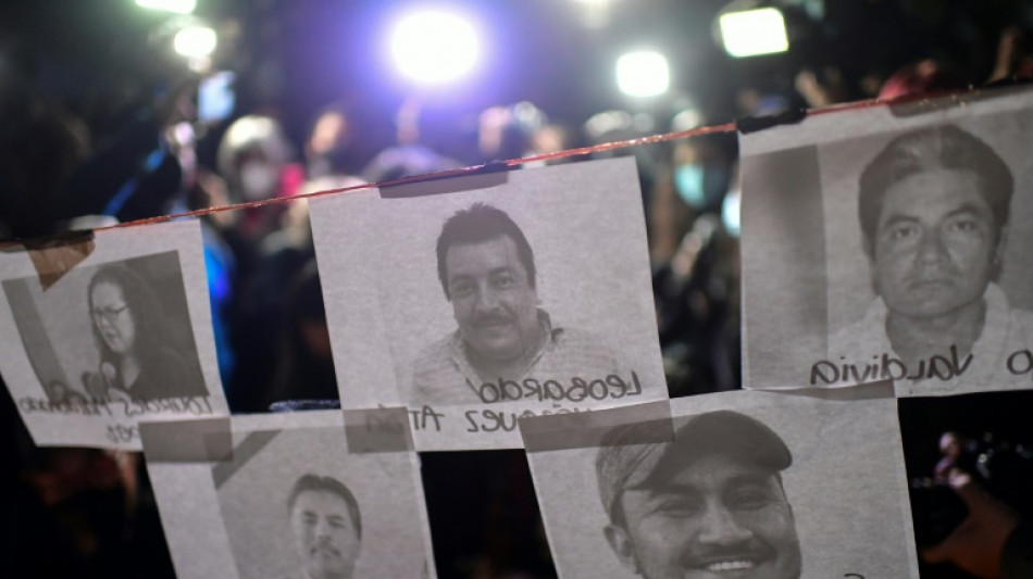 Europa pide a M&eacute;xico proteger a periodistas y activistas, gobierno reprocha "estrategia golpista"