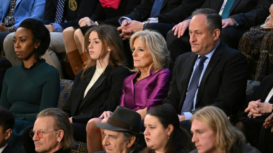 Un baiser entre Jill Biden et le mari de la vice-pr&eacute;sidente enflamme les r&eacute;seaux sociaux