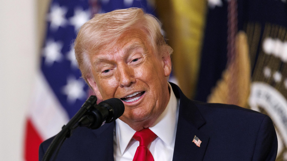Trump, 'navi tirino fuori le palle e attraversino Hormuz'