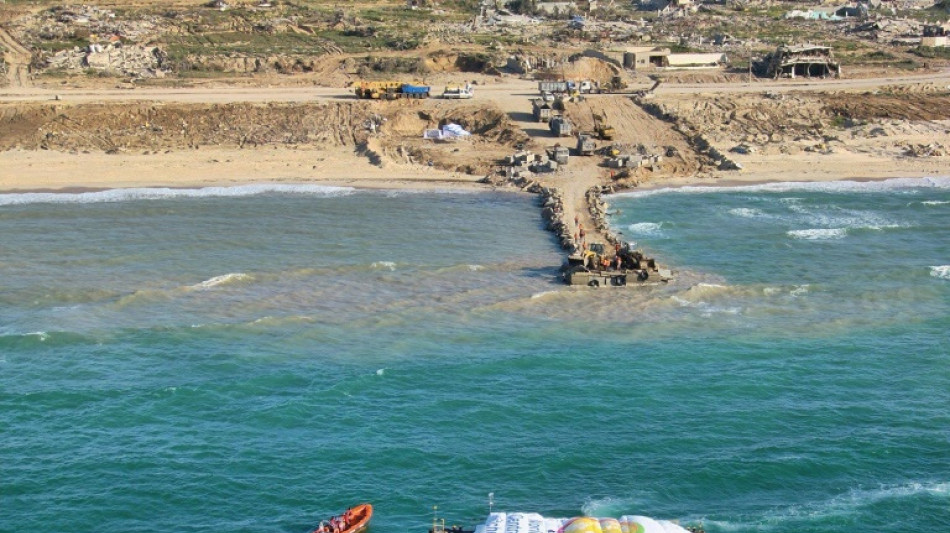 Esperan&ccedil;a por tr&eacute;gua ressurge em Gaza, onde um primeiro navio descarregou ajuda humanit&aacute;ria