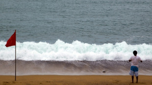 El huracán Priscilla gana fuerza y provoca oleaje y lluvias en México