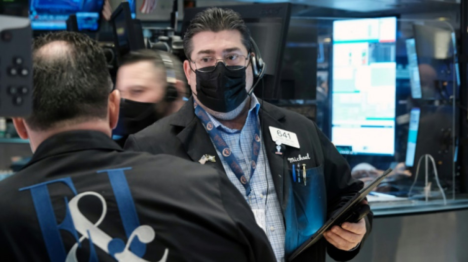 Wall Street ouvre en ordre dispers&eacute;, les r&eacute;sultats plaisent, la Fed inqui&egrave;te