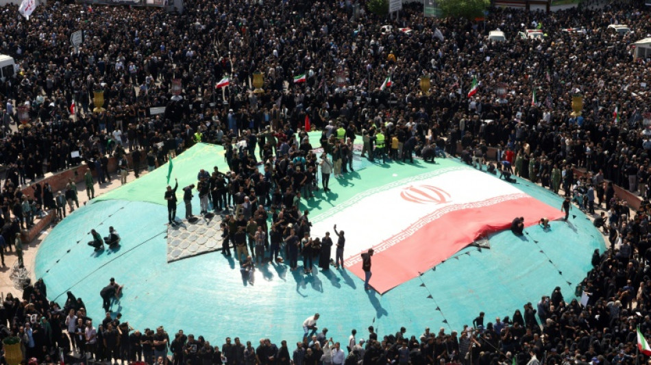 Una inmensa multitud asiste en Teher&aacute;n al funeral del presidente iran&iacute;
