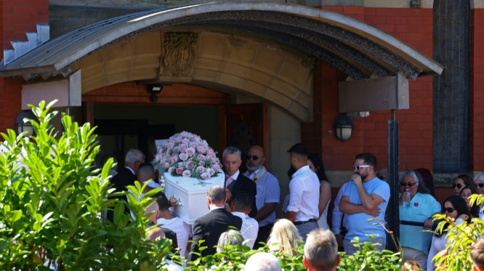 Foule et &eacute;motion pour les obs&egrave;ques d'une fillette tu&eacute;e dans l'attaque de Southport