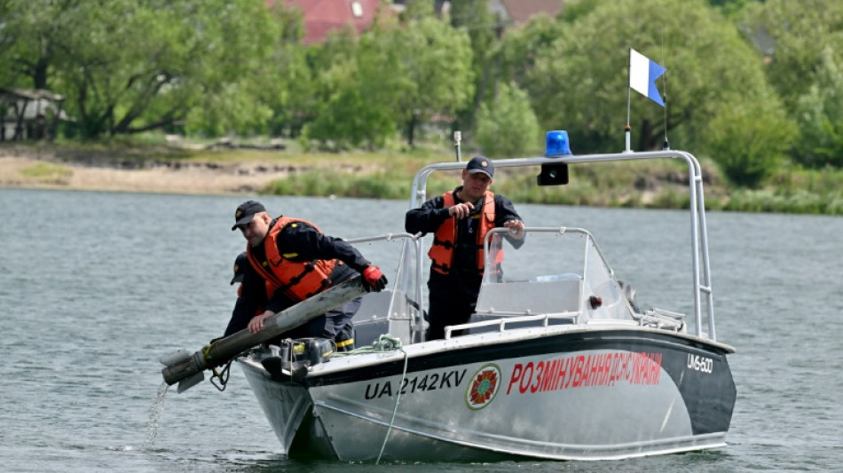 Desminadores corren para limpiar aguas para ba&ntilde;istas cerca de Kiev