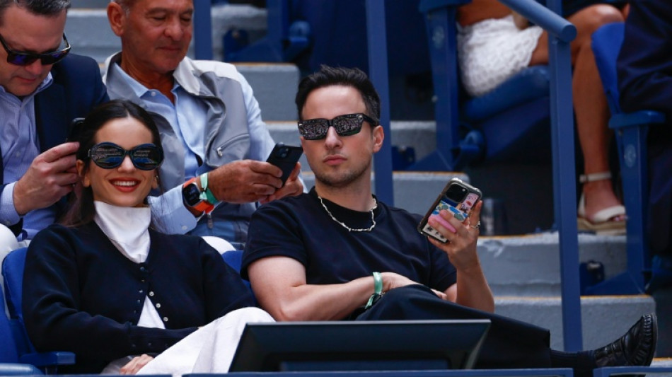 Estrela espanhola Rosalía sobe aos céus com seu novo álbum 'Lux'