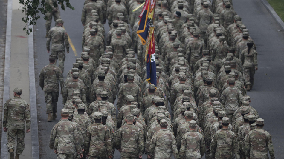 Trump alla parata per i 250 anni dell'esercito con Melania