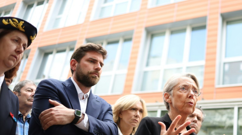 Emeutes: appel &agrave; la solidarit&eacute; avec les maires, une accalmie se dessine