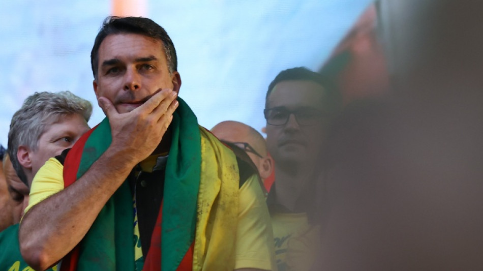 Fl&aacute;vio Bolsonaro hace breve parada en Ecuador tras huir de Brasil