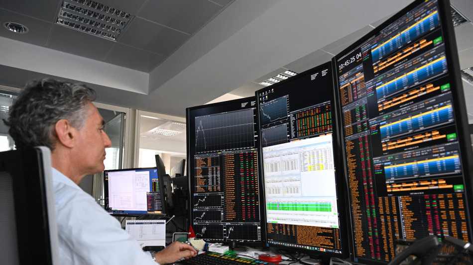 Borsa: Milano prosegue piatta, corrono Mps e Stellantis
