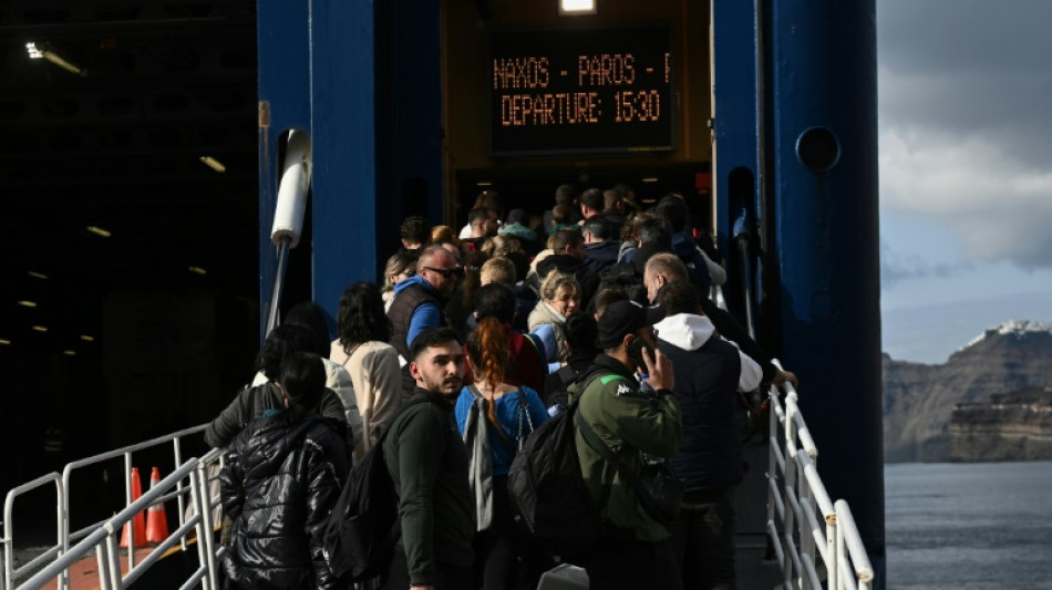 Habitantes de Santorni, en Grecia, dejan la isla por la actividad s&iacute;smica