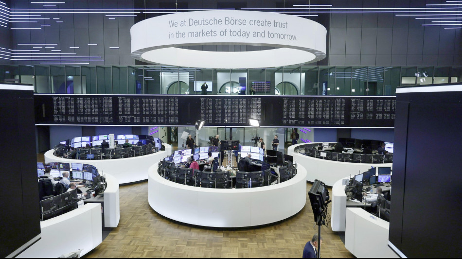 Borsa: l'Europa si muove cauta e guarda al deficit Usa