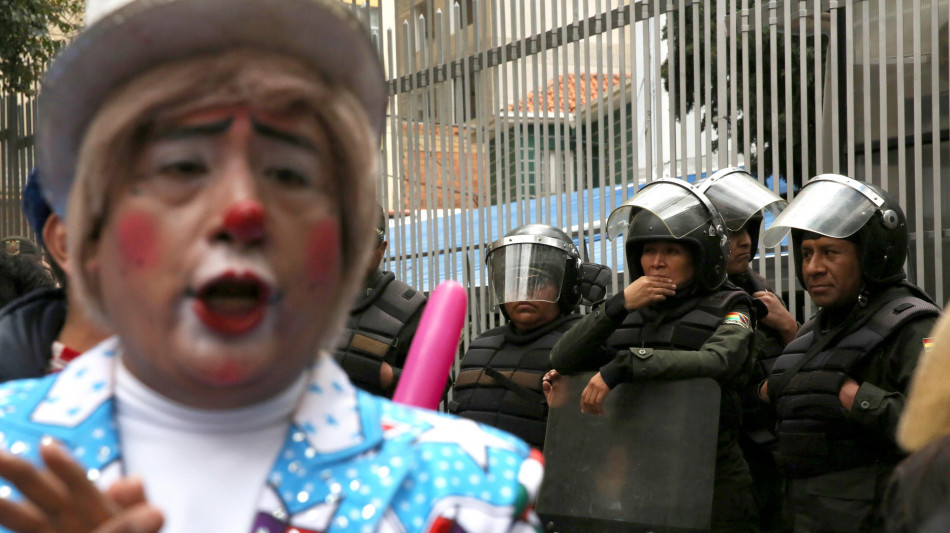 Bolivia, i clown in piazza contro il decreto che taglia le feste scolastiche