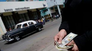 Cubanos ven positiva reapertura de dep&oacute;sitos en d&oacute;lares pero persisten las "dudas"