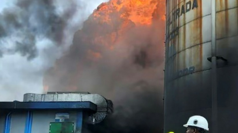Principal refinería de Ecuador suspende operaciones por incendio