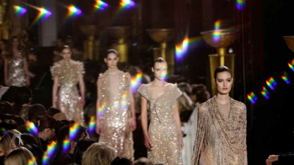 Elie Saab celebra noites douradas em Paris e IA invade desfile de alta-costura