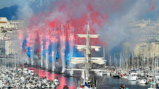 Chama ol&iacute;mpica desembarca na Fran&ccedil;a, no porto de Marselha