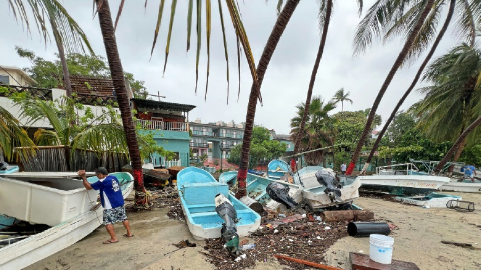 La presidenta de México visita una zona afectada por el huracán Erick