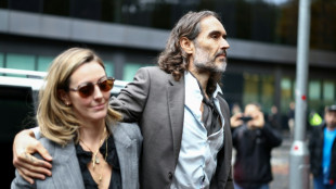 Pour Russell Brand, la monogamie &eacute;tait "difficile", dit son &eacute;pouse &agrave; son proc&egrave;s pour viols