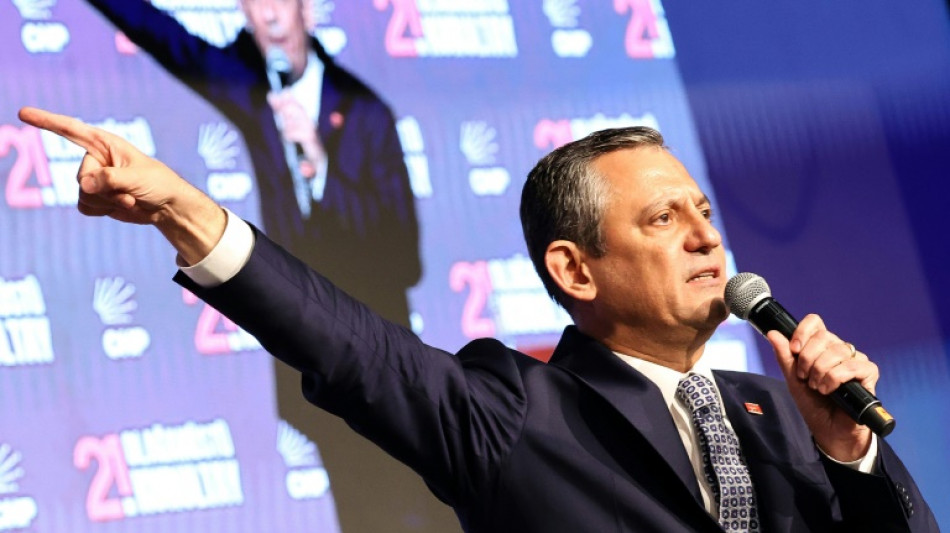 CHP-Chef Özel bei außerordentlichem Parteitag in Ankara im Amt bestätigt