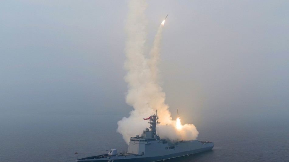 L&iacute;der norte-coreano supervisiona testes militares