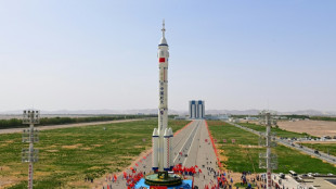 China enviar&aacute; el martes a un civil al espacio por primera vez