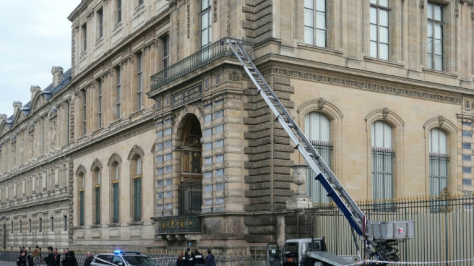 Museu do Louvre permanece fechado ap&oacute;s roubo espetacular na Fran&ccedil;a
