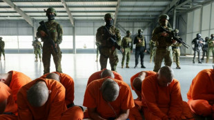 Equador faz primeiras transferências para megaprisão após massacre