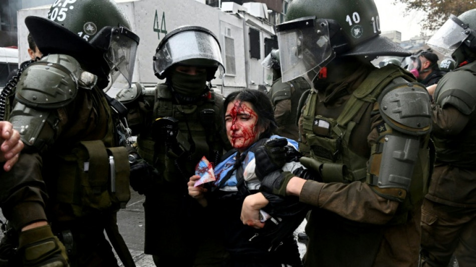 Pol&iacute;cia chilena entra em confronto com estudantes que protestam contra presidente