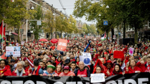 Multid&atilde;o se veste de vermelho em Amsterd&atilde; em apoio aos palestinos