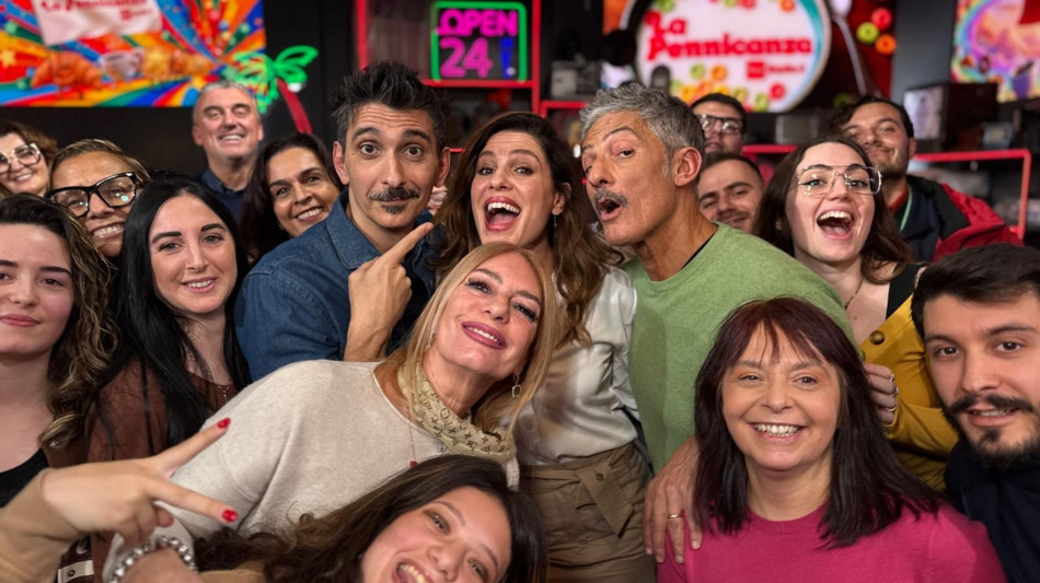 Fiorello difende Pausini, 'le canzoni sono di tutti, le cover un segno di stima'