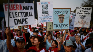 Al menos 3.000 peruanos protestan en medio de cuestionamientos a las elecciones presidenciales