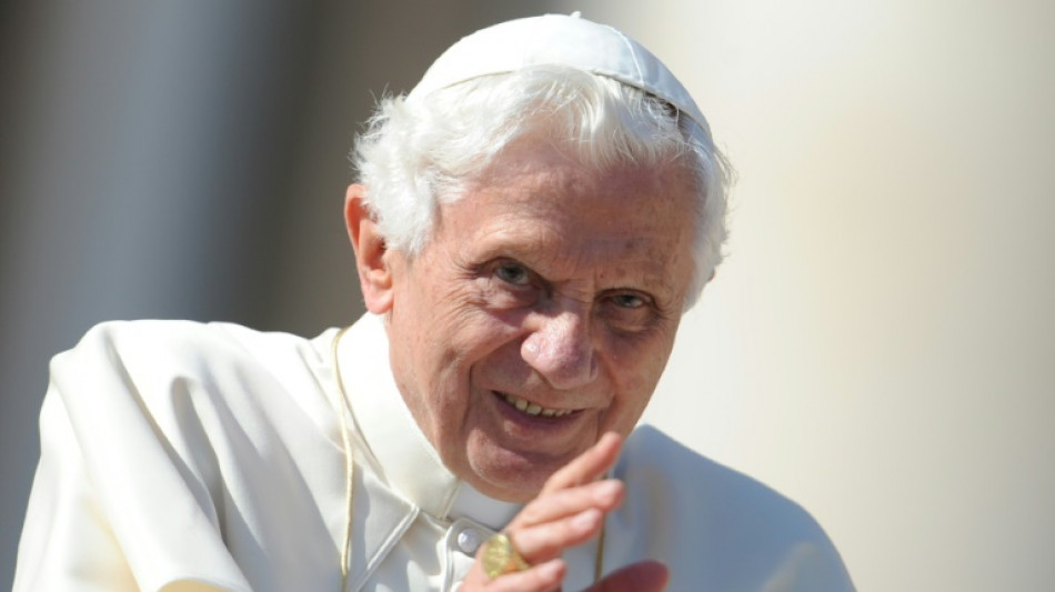 Le pape Fran&ccedil;ois rend un hommage &eacute;mu au "gentil" Beno&icirc;t XVI, mort &agrave; 95 ans