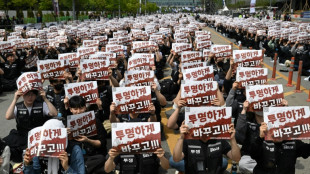 Samsung: des dizaines de milliers de salari&eacute;s manifestent pour des hausses de salaire