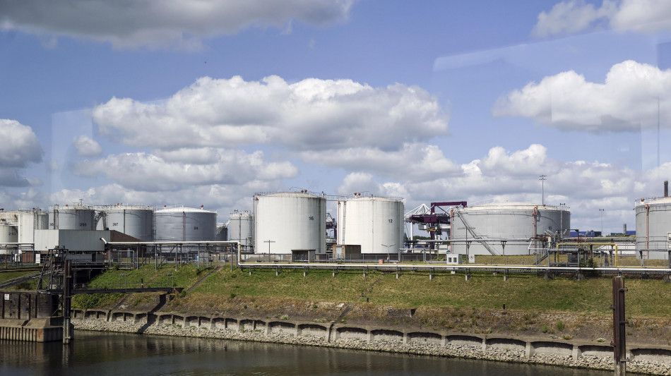 Il petrolio chiude in calo a New York a 57,44 dollari