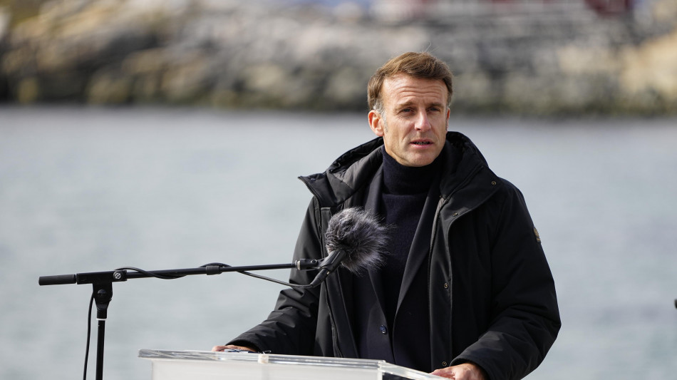 Macron in Groenlandia sfida Donald Trump