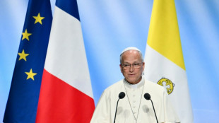 A Metz, le pape pr&ocirc;ne la paix et fustige la "tromperie" dans les relations internationales