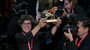 George Clooney se convierte por unos instantes en fot&oacute;grafo de la AFP