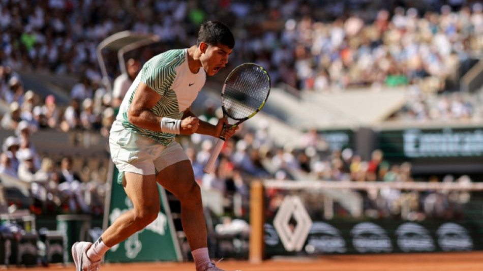 Alcaraz doma el viento en Par&iacute;s y avanza junto a Djokovic y Sabalenka