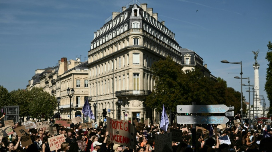 Col&egrave;re des lyc&eacute;ens: reprise partielle des cours au lendemain d'une mobilisation massive