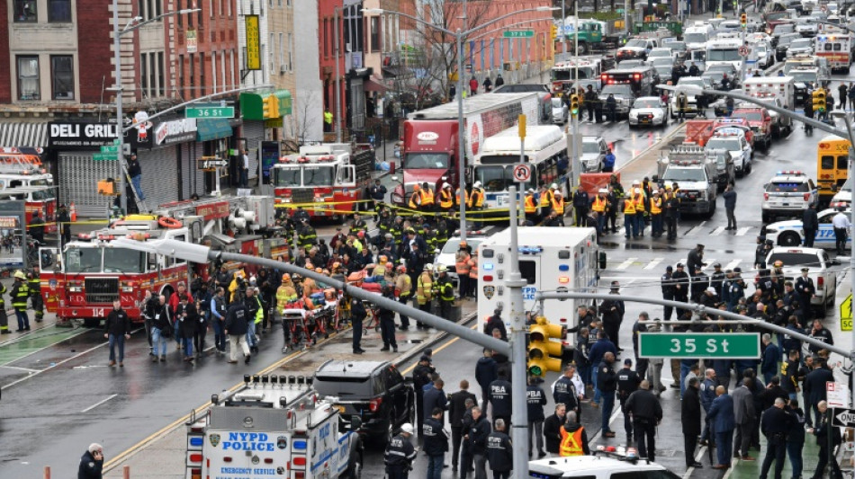 Un hombre con una m&aacute;scara de gas deja 17 heridos en tiroteo en el metro de Nueva York