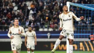 Lens run riot to reclaim top spot in Ligue 1, Marseille slip up